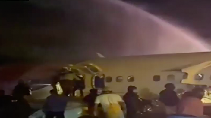 Avión se rompió en dos: Reportan que al menos tres personas murieron en accidente de Air India Express