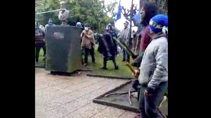 Manifestación en Curacautín termina con sustracción de tres bustos de próceres chilenos