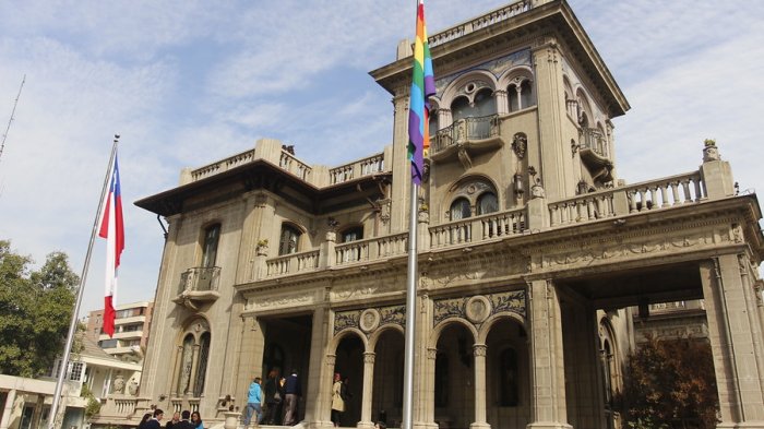 Providencia: Grupo de personas dañó edificio del municipio tras intentar tomárselo