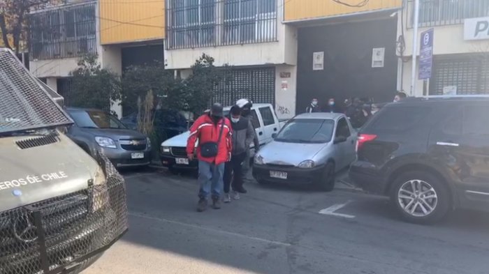 Sin contratos ni permisos colectivos: Sorprenden a 14 extranjeros trabajando en mueblería informal de Santiago