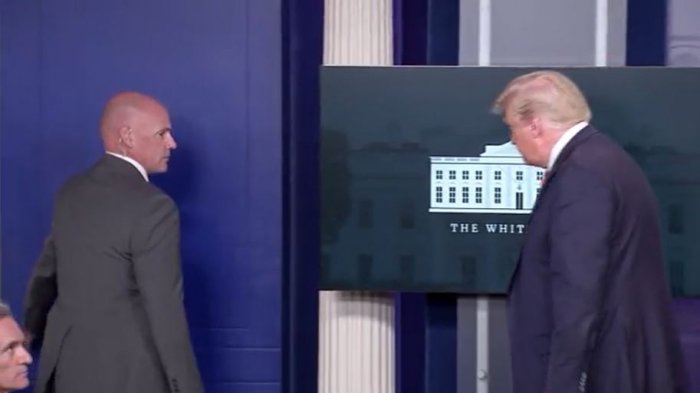 El momento en que Trump abandona conferencia tras ser alertado de tiroteo cerca de la Casa Blanca