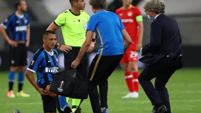 Lesión de Alexis podría dejarlo fuera de la semifinal de Europa League