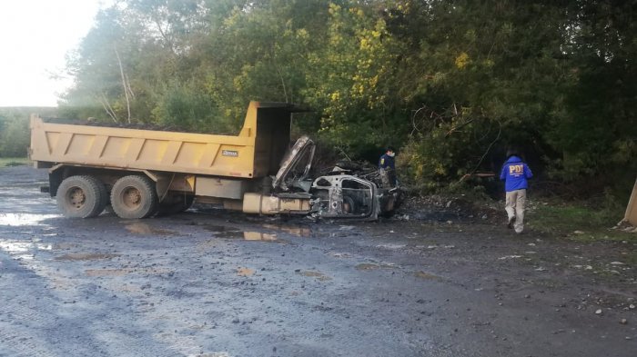 PDI investiga ataque incendiario de dos camiones y maquinaria frontal en Angol