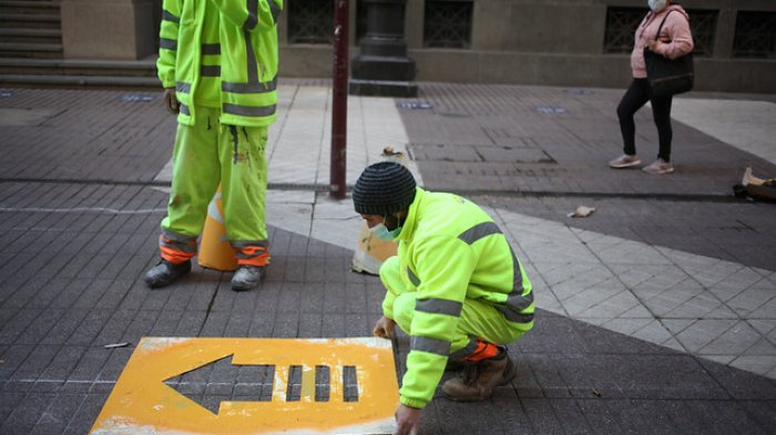 Alcalde de Santiago presenta protocolo para lugares que atiendan público en la comuna