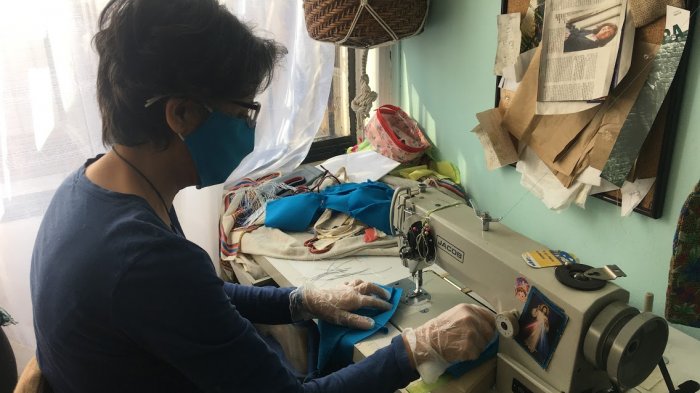 Cooperativa de Costura: Vecinas de Lo Espejo se organizan, fabrican mascarillas y las entregan por delivery
