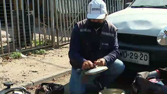 Más de 44 años de experiencia: La labor del apasionado reparador de ollas a presión que recorre Chile