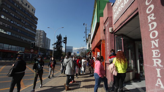 Estudio muestra que contagios en comunas desconfinadas en la RM se están acelerando rápidamente