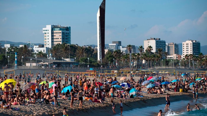 España vuelve a imponer restricciones por rebrote: Cierran bares, discotecas y prohibido fumar sin distanciamiento