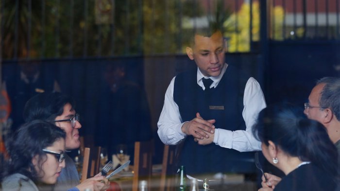 Garzones claman ayuda al gobierno: Ganan el mínimo y no reciben beneficios de la clase media