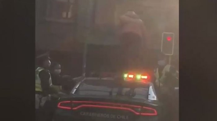 Se subió al techo de una patrulla, escapó de carabineros y se lanzó dentro de un auto