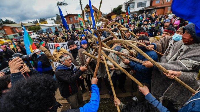 Realizan marcha en apoyo al machi Celestino Córdova en la antesala de su decisión sobre huelga seca