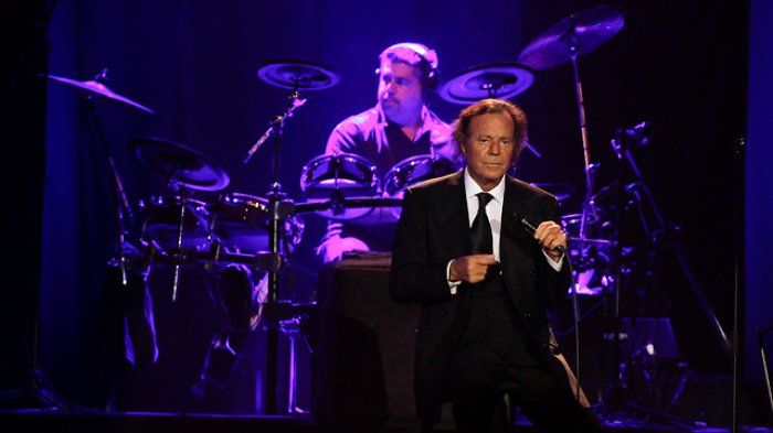 Delgado y con problemas para caminar: Revelan imágenes del frágil estado de salud de Julio Iglesias