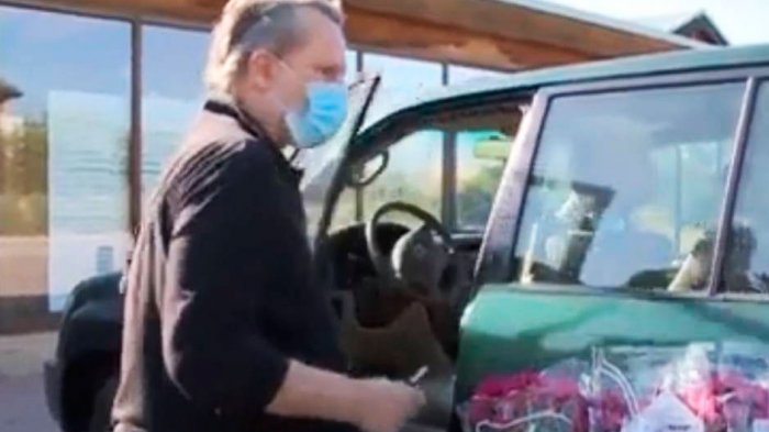 ¿No tengo que estar de acuerdo con lo que pienso? Sorprenden a Miguel Bosé usando mascarilla