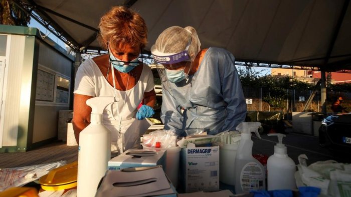 Italia supera los mil contagios diarios y los expertos temen por rebrote