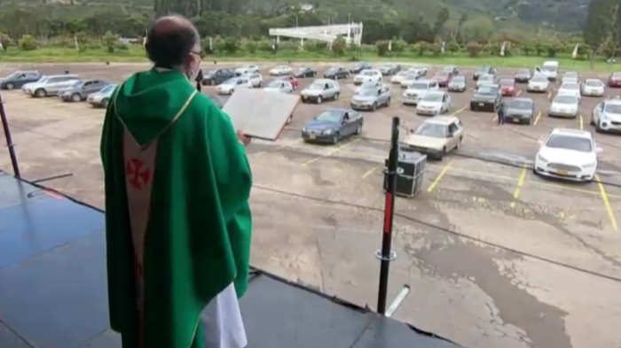 Sacerdote realizó misa al estilo de auto-cinema en Colombia