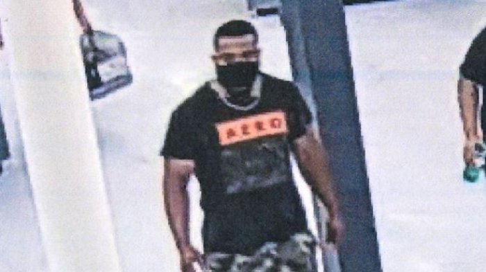 Buscan a hombre que abrazó a clientes en supermercado para contagiarlos con COVID-19