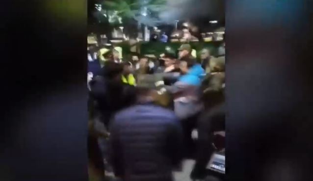 Hasta mordieron a un Carabinero: Culto evangélico en Plaza de Armas terminó con agresiones y 15 detenidos