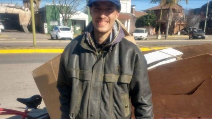 Cartonero es todo un “héroe” en Argentina: Encontró un fajo de dinero y lo devolvió todo