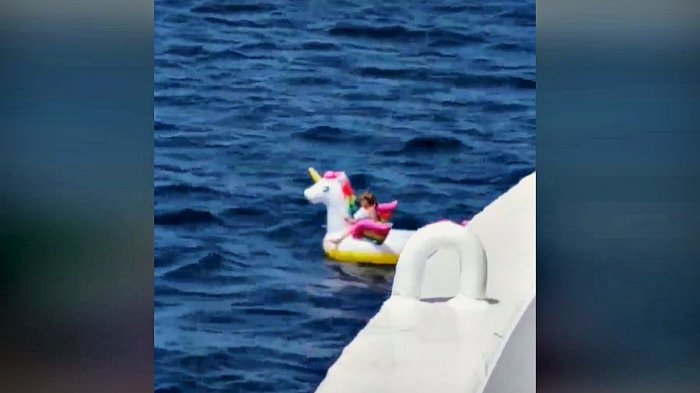 El rescate extremo de una niña en un unicornio inflable que estaba a la deriva en el mar griego