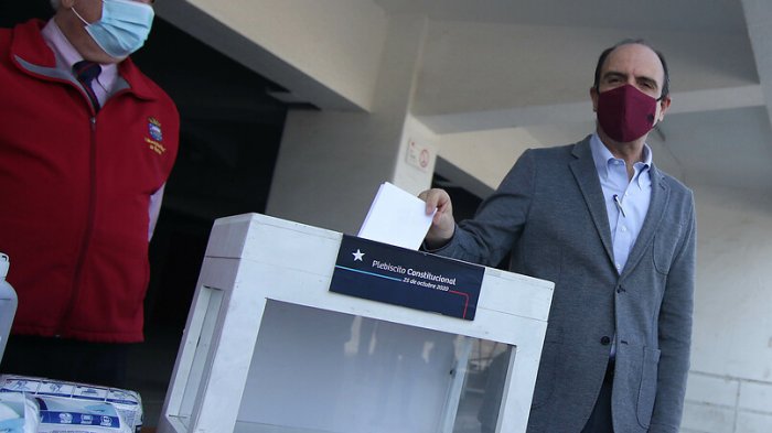 Ministro Monckeberg dice que si estuviera con coronavirus no votaría en el plebiscito