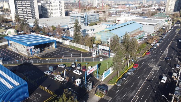 Largas filas para la revisión técnica: Los primeros están esperando desde anoche