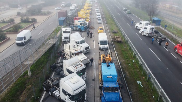 Camioneros bloquean parcialmente Ruta 68 y aseguran que dejarán pasar bienes de primera necesidad