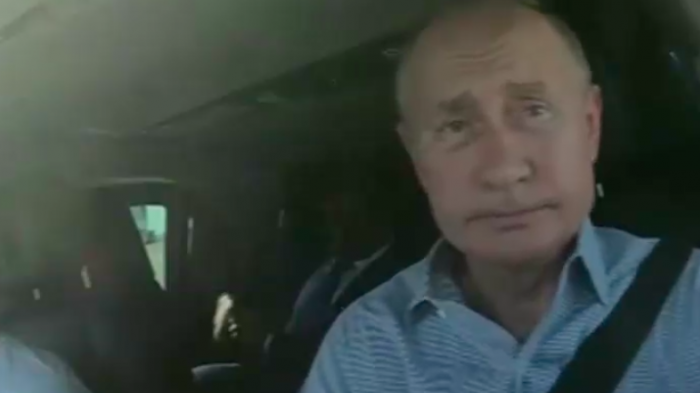 Su primer viaje en meses: Putin inaugura una carretera manejando una limusina