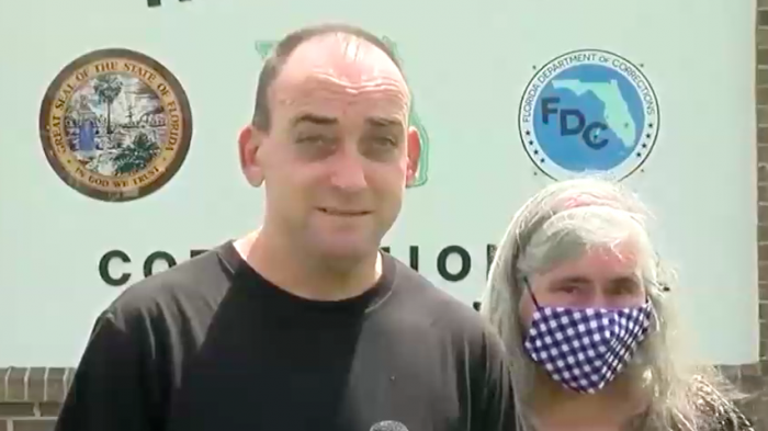 Hombre salió en libertad tras pasar 37 años en prisión por un crimen que no cometió