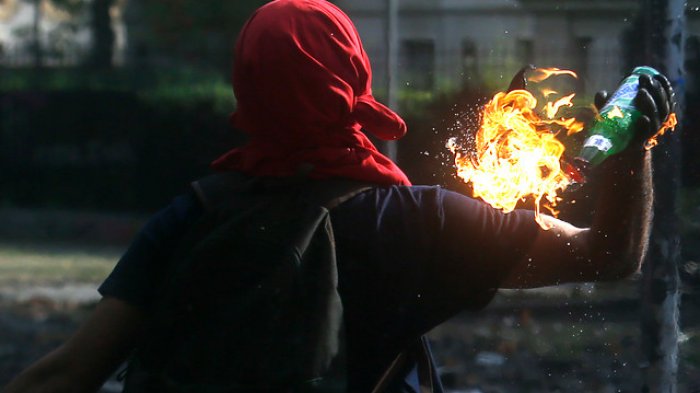 Imputado por lanzar 5 bombas molotov a Carabineros arriesga 20 años de cárcel