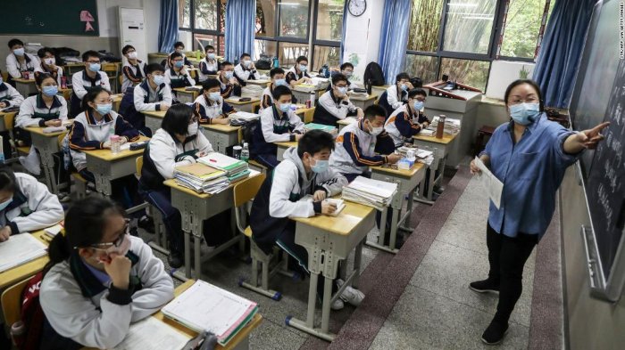 Escuelas de Wuhan vuelven a clases: Sin mascarilla, pero con distancia social