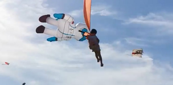 Hubo pánico: Niña de 3 años voló por los aires tras enredarse en un cometa gigante