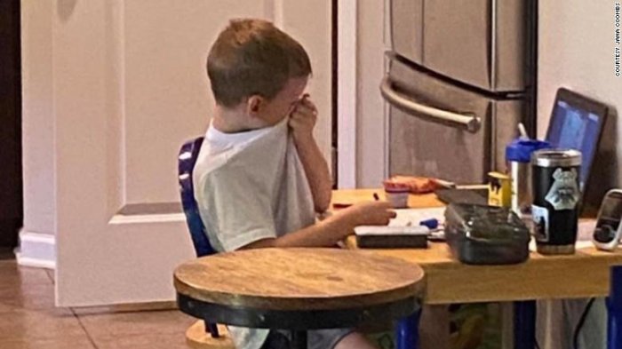 Niño lloró de frustración al no comprender su clase online y la imagen se volvió viral