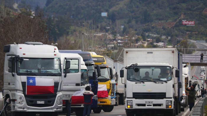 Camioneros siguen con bloqueo parcial de rutas tras nueva jornada de paro nacional