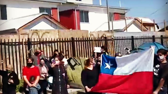 Familias denuncian atraso en entrega de casas y acamparon afuera del proyecto inmobiliario