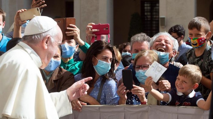 Sin mascarilla: Papa Francisco retomó las audiencias con sus fieles tras seis meses