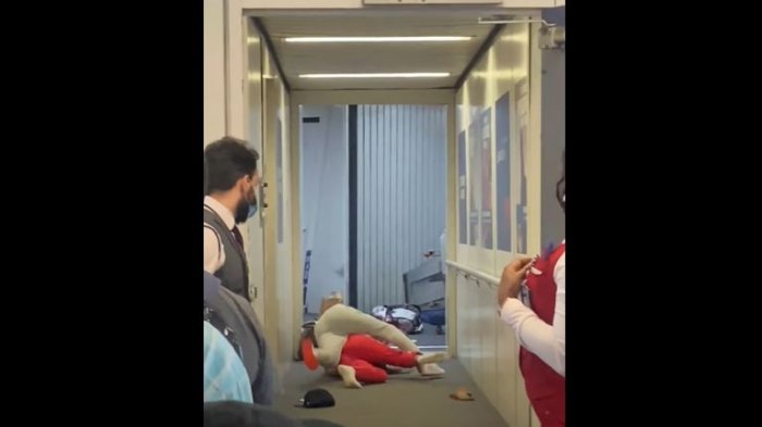 Captan tremenda pelea de dos pasajeras justo antes se subir a un vuelo