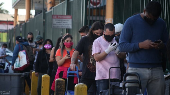 Minsal anuncia que 6 comunas de la RM pasarán a transición la próxima semana