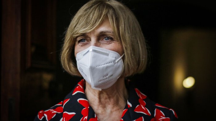 Matthei pone paños fríos a tensión con Longueira: 