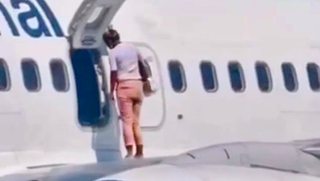 Insólito: Pasajera caminó y se sentó en ala de avión porque 