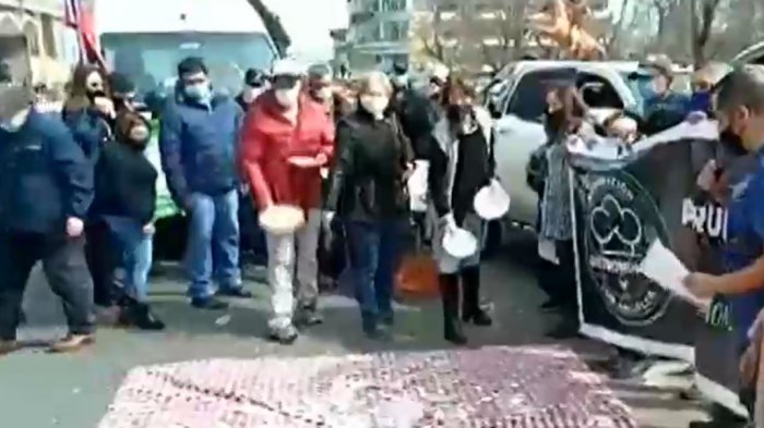 Dueños de restaurantes de Los Ángeles rompieron 160 platos, uno por cada día que han estado cerrados