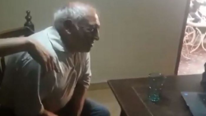 La emocionante reacción de un abuelo al enterase que su nieto ya es abogado: “Qué alegría que me das”
