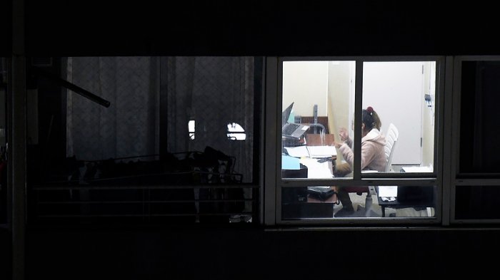 La vieron desplomarse: Profesora trabajaba contagiada con COVID-19 y murió haciendo una clase online