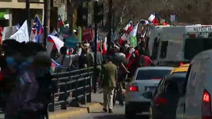 Cerca de 200 personas a favor del Rechazo marcharon por Las Condes: Aseguran que tienen permiso del Ejército