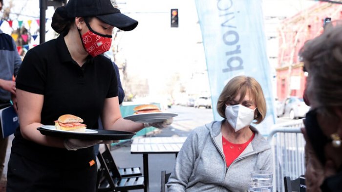 Evelyn Matthei anuncia cierre de pista vehicular para instalar mesas de restaurantes en Manuel Montt