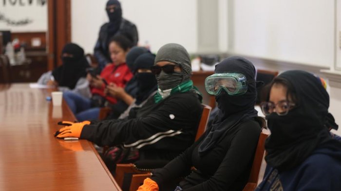 Feministas se toman Comisión de DD.HH de México: Exigen que se atienda a víctimas de violencia de género