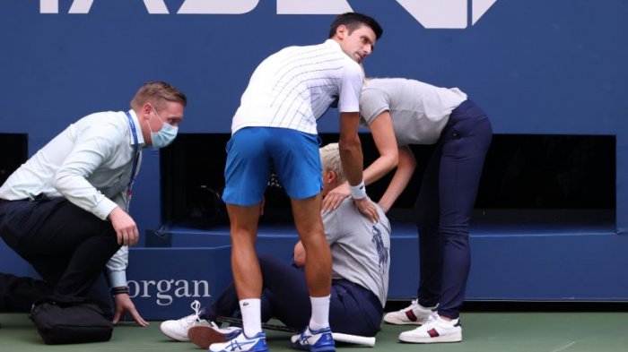 Eliminan a Novak Djokovic del US Open por dar un pelotazo a una jueza de línea