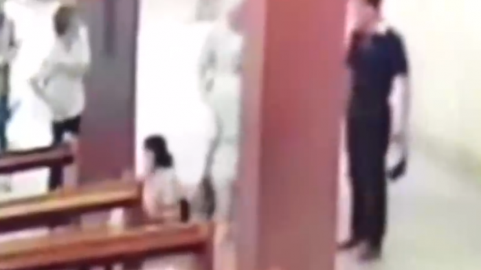 Impactante agresión de hombre a adulta mayor y su perro en una iglesia: 