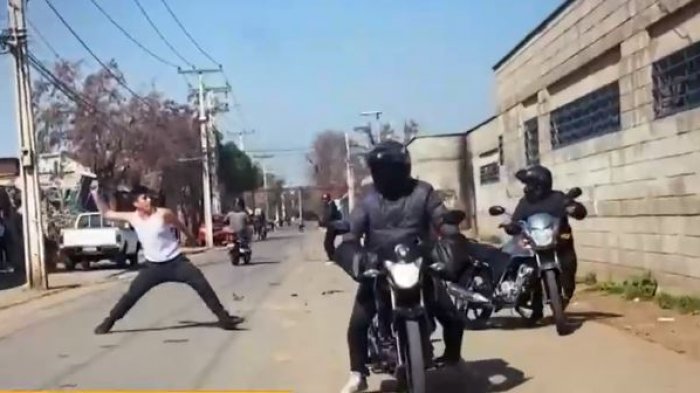 Arriesgan su vida: Repartidores se unen para recuperar sus vehículos robados