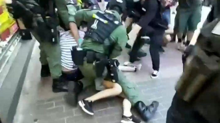 Violento arresto de niña de 12 años por policías durante protestas en Hong Kong dio la vuelta al mundo