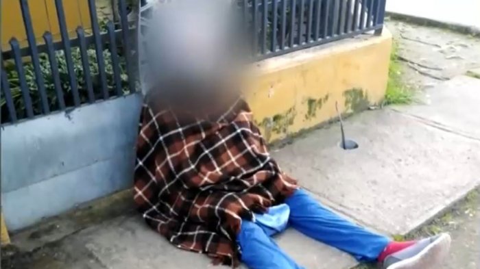 Mujer echó de la casa a su madre y la dejó con las maletas en la calle